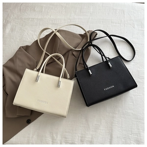 Vista detallada de elegantes bolsos cuadrados en cuero PU granulado con detalles de plata