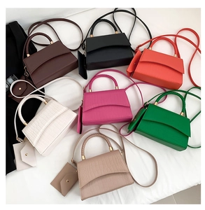 Vue de dessus de petits sacs carrés motif crocodile en sept couleurs avec pochettes