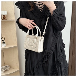 Sac bandoulière carré tissé crème avec poignées en cuir pour un look d'été décontracté