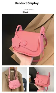 Dettaglio della borsa a tracolla in pelle rosa con fibbia tonda e ciondolo a stella