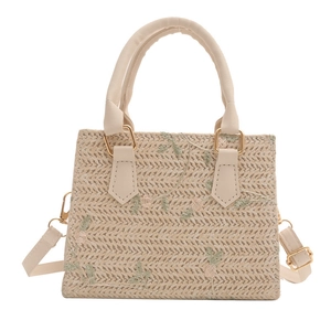 Sac à main tissé crème minimaliste avec broderie florale et détails dorés fins
