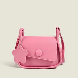 Piccola borsa a tracolla rosa minimalista con ciondolo a stella e trama in pelle liscia