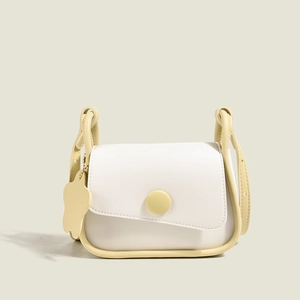 Piccola borsa a tracolla minimalista in pelle bianca e gialla con ciondolo a fiore
