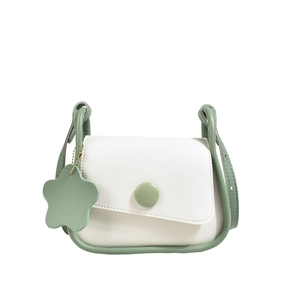 Piccola borsa a tracolla bianca e verde con patta asimmetrica e fibbia rotonda chic