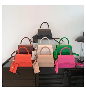 Vue détaillée des sacs à main multicolores motif crocodile avec mini pochettes assorties