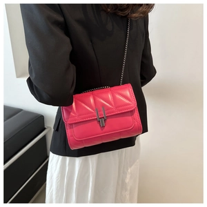 Détail du sac bandoulière matelassé rose fuchsia avec chaîne en métal et fermoir