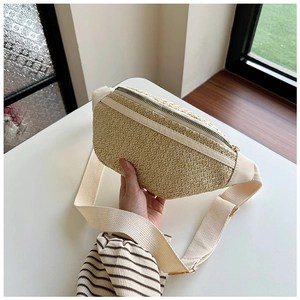 Détail de la texture en paille tressée et fermeture éclair sur ce sac banane en forme de croissant