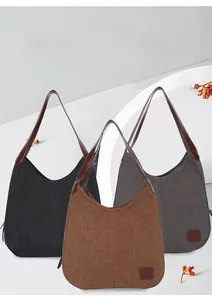 Vue détaillée des sacs hobo en toile noir, marron et gris avec bandoulières en cuir