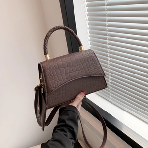 Petit sac à main carré marron foncé motif crocodile avec rabat asymétrique et anse
