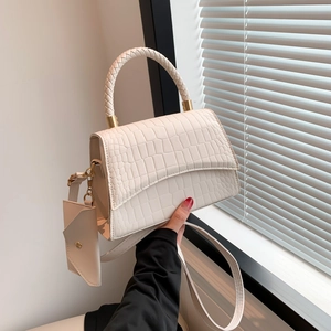 Sac à main chic crème motif crocodile avec poignée tressée et pochette assortie
