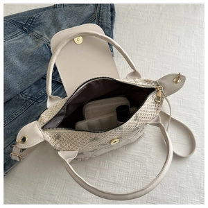 Vue de dessus de l'intérieur du sac tissé crème montrant sa capacité et ses détails