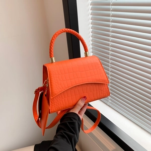 Sac à main carré orange à motif crocodile avec poignée tressée et bandoulière réglable
