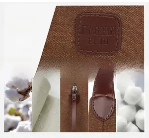 Gros plan d'un sac en toile montrant le logo en cuir, le zip en métal et les fibres de coton