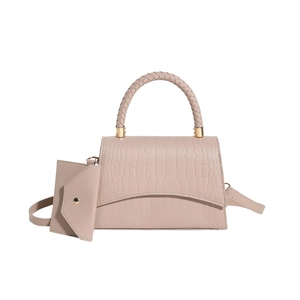 Sac à main rose à motif crocodile avec poignée tressée et pochette enveloppe assortie