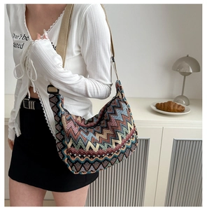 Detail der Bohème-Jacquard-Beuteltasche mit bunten Wellenmustern und Canvas-Textur
