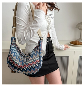 Nahaufnahme der Vintage-Stricktasche mit bunten Zickzack-Mustern und breitem Gurt