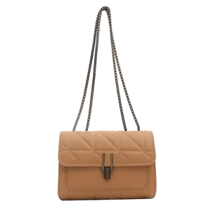 Sac bandoulière élégant matelassé beige avec chaîne en métal et fermoir rectangulaire