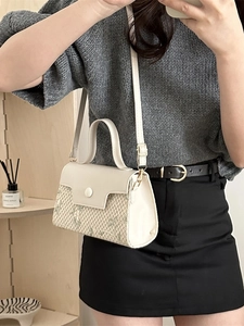 Chic woven tote bag with mint green contrast and leather trim for women
