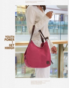 Grand sac cabas en toile tendance avec poignées en cuir dans un centre commercial chic