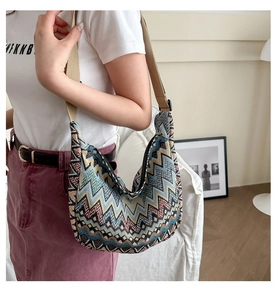 Detail der Ethno-Beuteltasche mit bunten Zickzack-Mustern und verstellbarem Gurtband