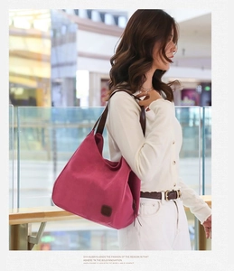 Détail d'un sac fourre-tout en toile rose foncé avec des lanières en cuir marron