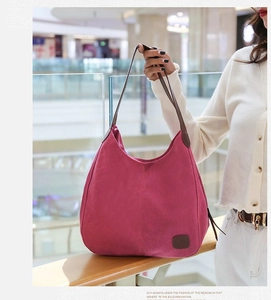 Détail du sac fourre-tout en toile rose avec poignées et empiècement en cuir brun