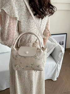 Sac à main tissé en paille avec broderie florale rose et bandoulière en cuir crème