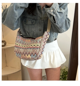 Detail einer gewebten Boho-Umhängetasche mit bunten Zickzack-Mustern
