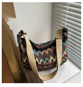 Detail der bunten Chevron-Webstruktur und verstellbarer Gurt der Ethno-Umhängetasche