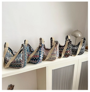 Detailansicht bunter Boho-Hobo-Taschen mit geometrischen Mustern und Leinen-Trägern