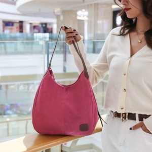 Sac hobo en toile fuchsia avec lanières en cuir foncé au design minimaliste chic