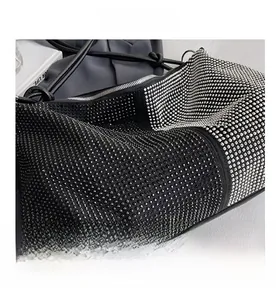 Détail d'un sac cabas tendance avec strass noirs et argentés et des bandoulières en cuir