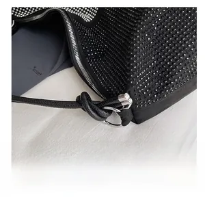 Détail du sac cabas en strass noirs montrant le zip en métal et la bandoulière nouée