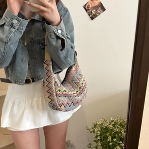 Böhmische gewebte Hobo-Tasche mit bunten Zickzack-Mustern und cremefarbenem Riemen