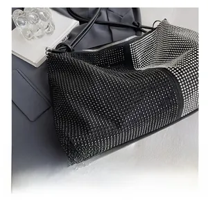 Gros plan du sac cabas en strass noirs avec détails étincelants et bandoulière en cuir