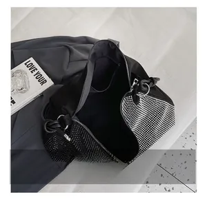 Vue détaillée du compartiment intérieur spacieux avec poche plaquée de ce sac fourre-tout