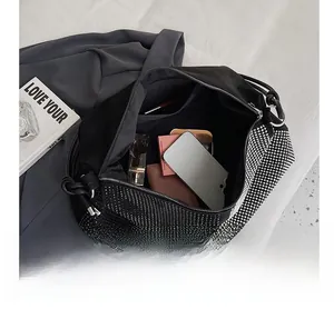 Vue intérieure du sac cabas à strass noirs montrant une grande capacité d'accueil