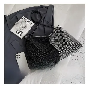 Sac fourre-tout en strass à côté d'un smartphone pour démontrer sa grande capacité
