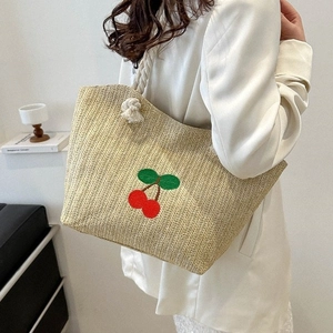 Sac fourre-tout en paille tissée beige avec broderie cerise rouge et anses en corde