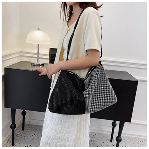 Vue détaillée du sac à bandoulière bicolore en strass avec cristaux noirs et blancs