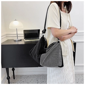 Vue latérale d'un grand sac cabas en strass avec un design patchwork en cristal noir et blanc