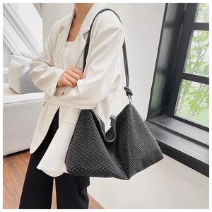 Détail du sac Hobo noir avec surface en strass étincelants et bandoulière nouée élégante