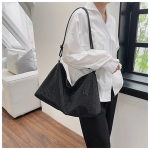 Détail d'un sac hobo noir à strass montrant des diamants brillants et un design spacieux