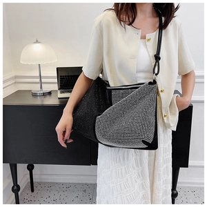 Gros plan du sac cabas scintillant en strass avec un design contrasté noir et blanc