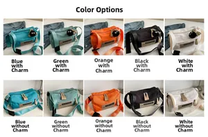 Detail van kleurrijke oxford stoffen crossbodytassen met ritstrekkers en sportetiketten