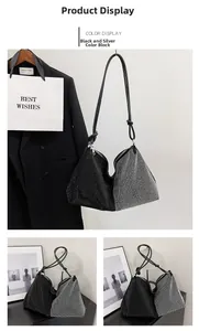 Détail du sac hobo avec strass noirs et argentés scintillants et bandoulière réglable