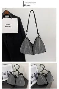 Vues détaillées d'un sac cabas noir avec des strass argentés et une bandoulière en cuir