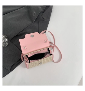 Umhängetasche aus Stroh und rosa PU-Leder mit Reißverschlussfach und silbernem Magnetverschluss