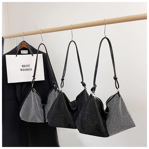 Détail de sacs fourre-tout en strass avec bandoulières en cuir nouées en décor minimaliste