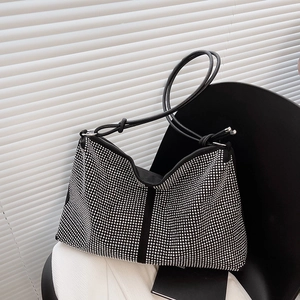 Sac sous le bras noir chic avec strass argentés et doubles bretelles réglables
